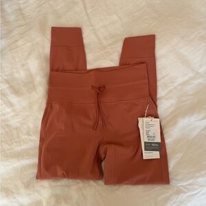 NWT Vuori daily legging cinnamon M